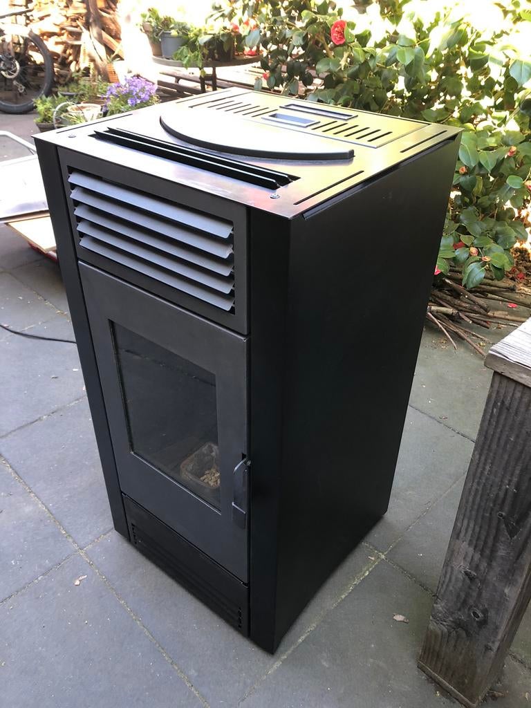 Pelletkachel zwart grijs in goede staat, Huis en Inrichting, Kachels, Ophalen, Zo goed als nieuw, Overige brandstoffen, Pelletkachel