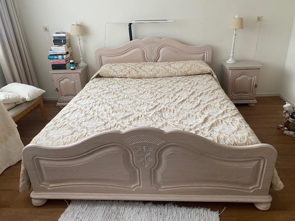 Mooie klassieke tweepersoonsbed / bedframe–romantische stijl, Ophalen