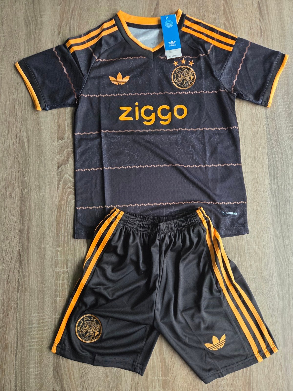 Ajax tenue uit maat 140-146, Sport en Fitness, Maat XS of kleiner, Ophalen of Verzenden, Nieuw, Set