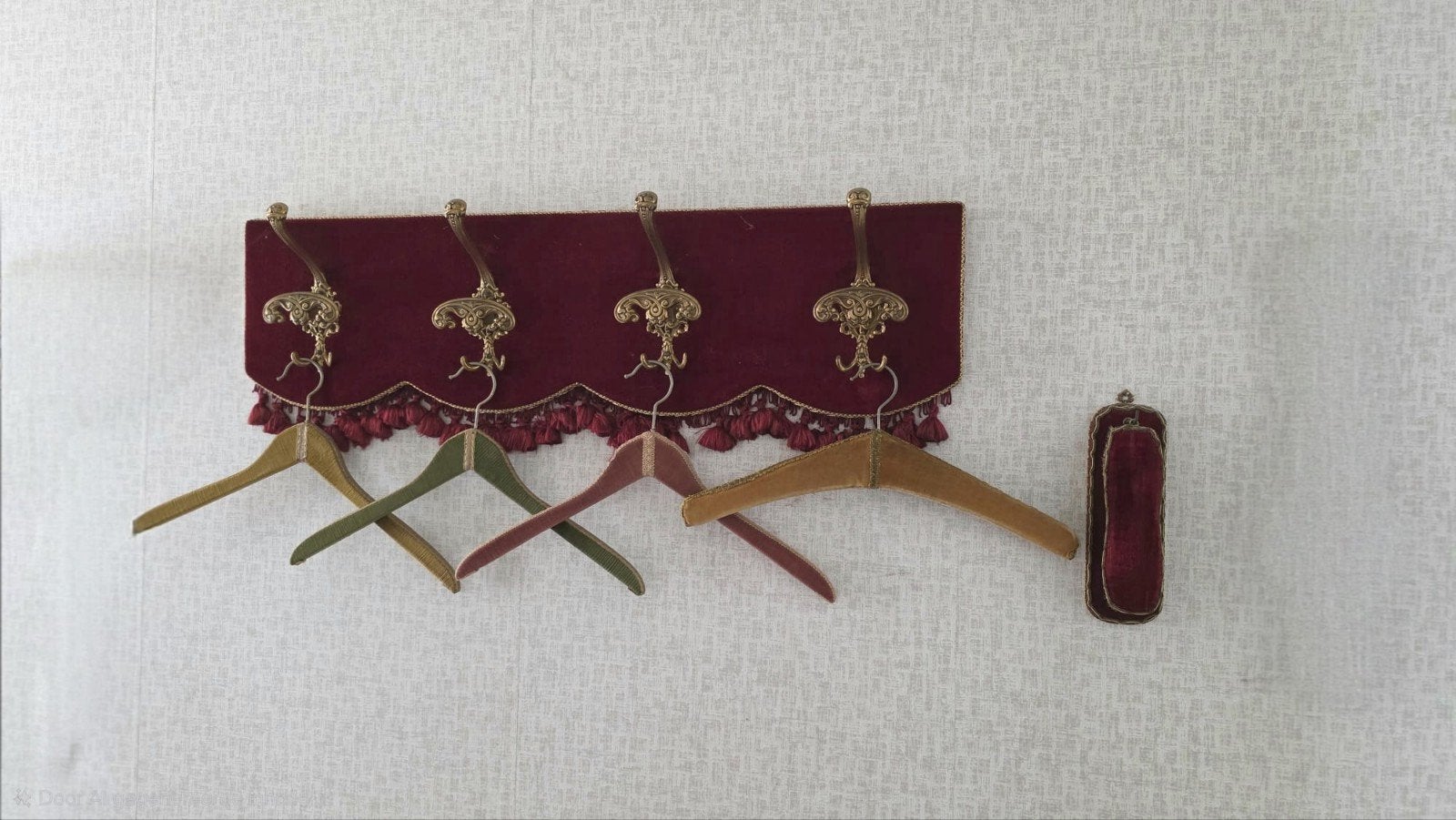 Retro wandkapstok donkerrood fluweel met hangers en borstel, Overige materialen, Gebruikt, Minder dan 100 cm, Ophalen