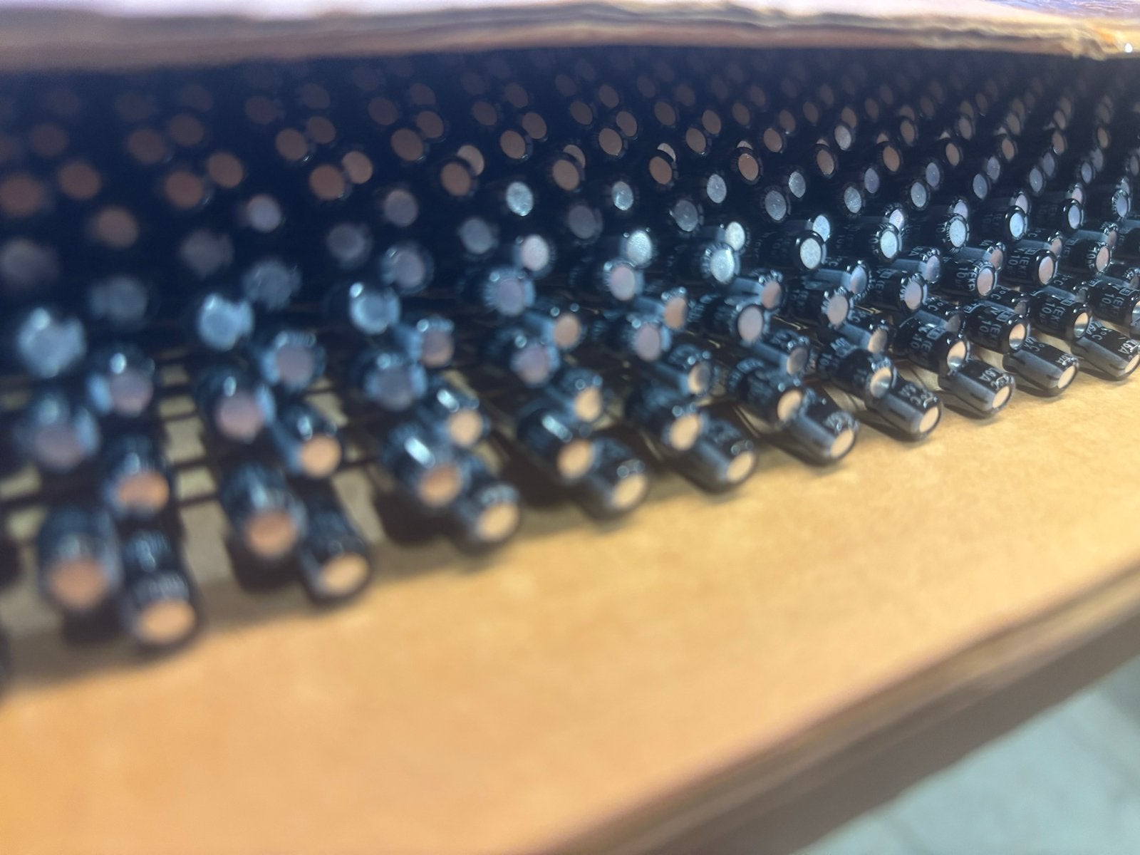 2000x Vishay Elco Condensator 50V 10uF NOS, Ophalen of Verzenden, Nieuw