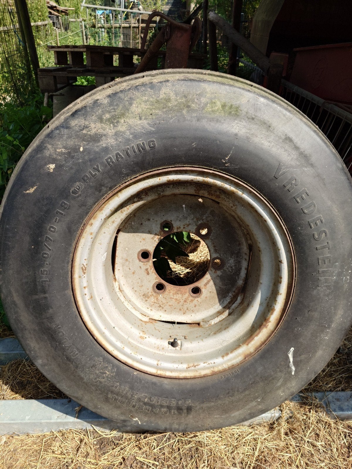 Vredestein landbouwband 15.0/70-18 op 6-gaats velg, Ophalen