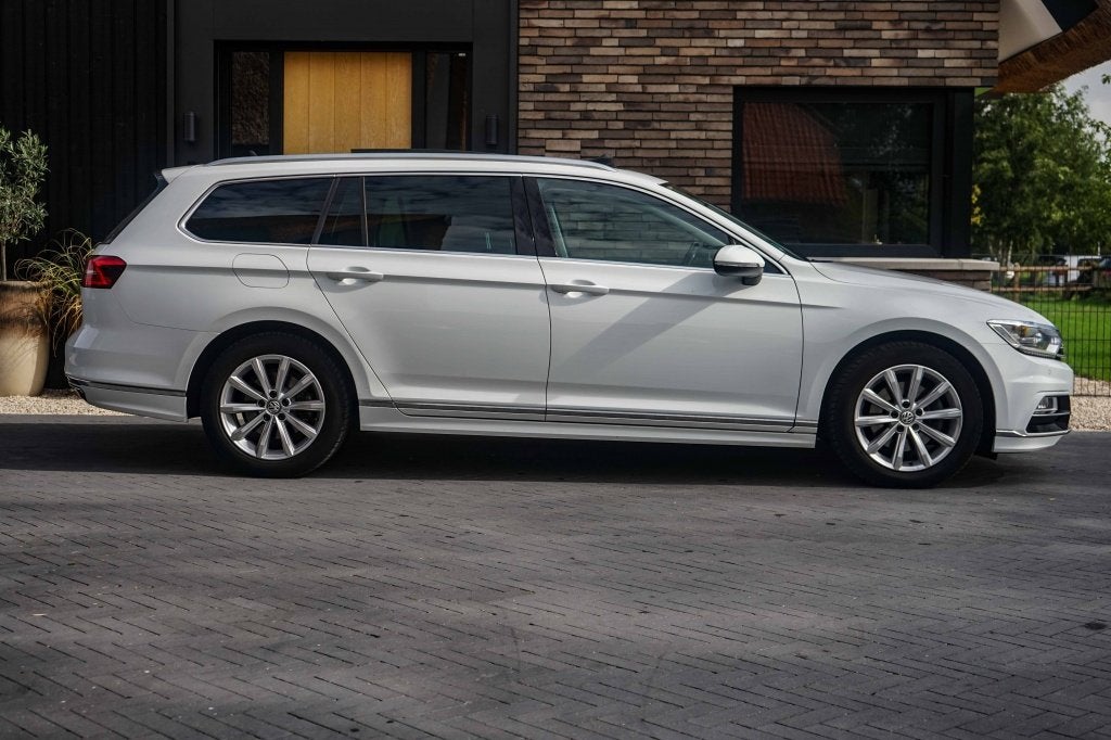 Volkswagen Passat Variant 1.8 TSI R-Line Automaat/Pano/Trekh, Auto's, Automaat, Dealer onderhouden, Euro 6, 4 cilinders