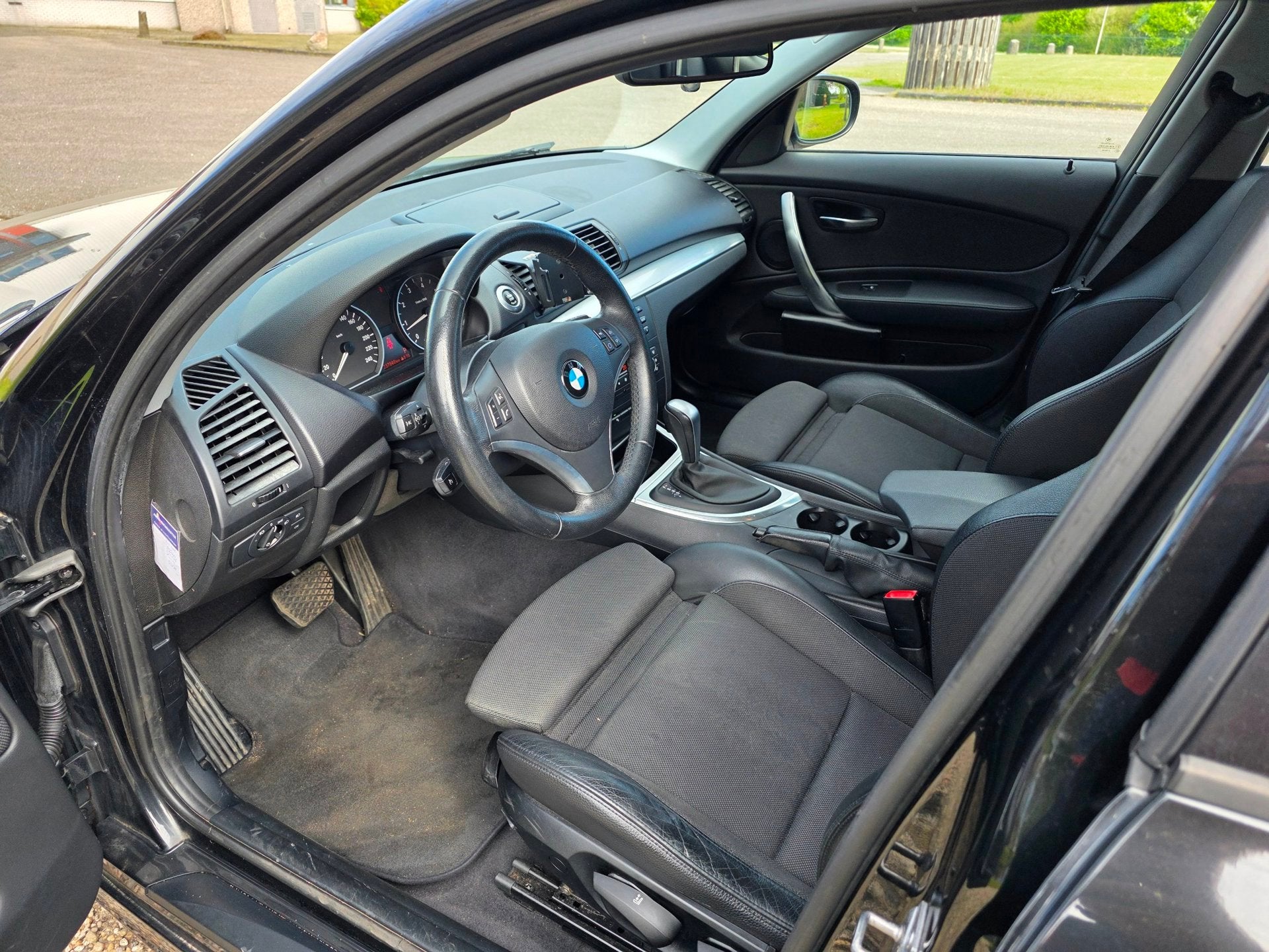 BMW 1-serie 118i High Executive AUTOMAAT/airco/XENON/cruise, Auto's, Zwart, Geïmporteerd, 1275 kg, 1-Serie