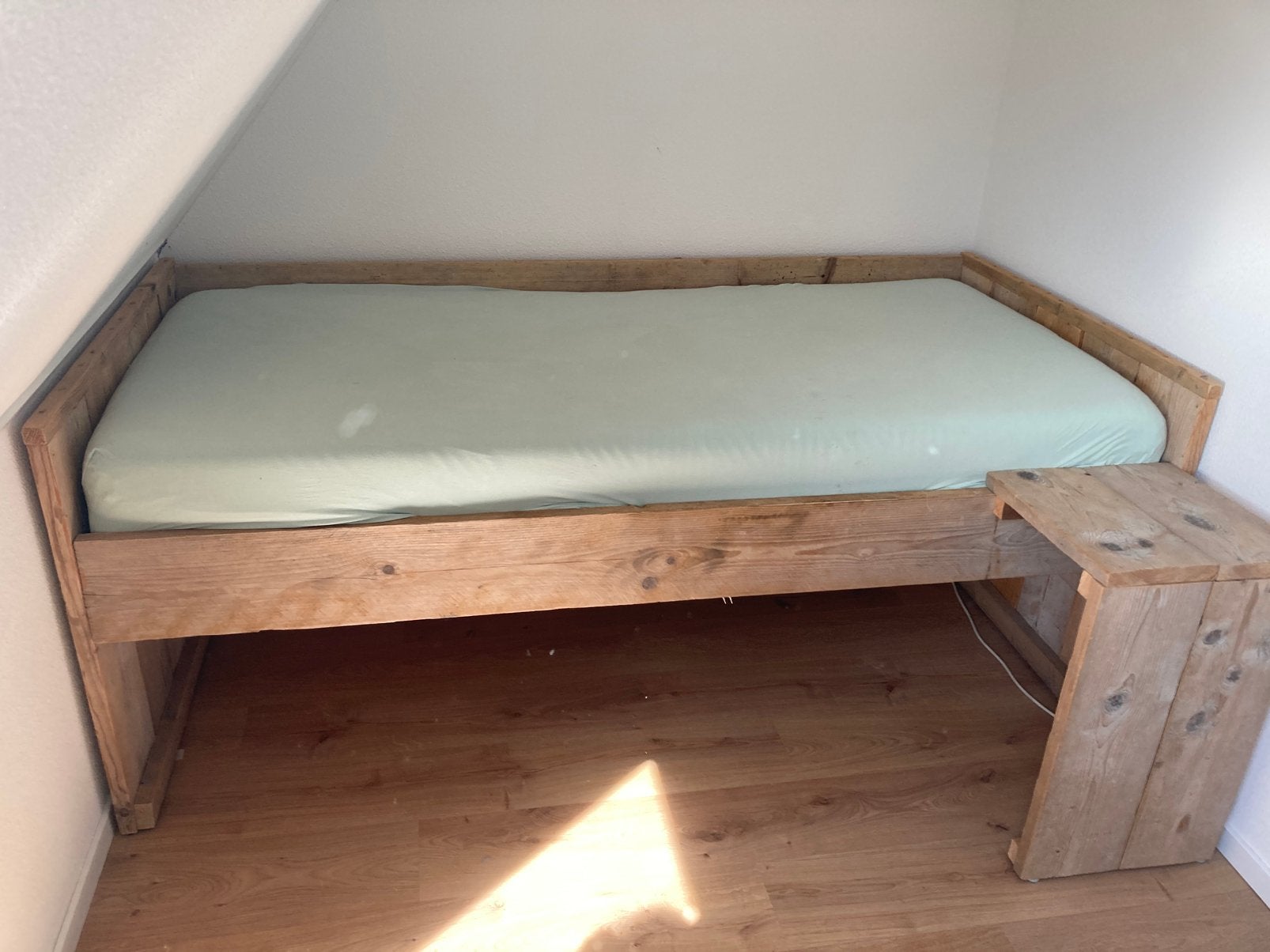 Mooie half hoogslaper / kinderbed met nachtkastje, Ophalen, 90 cm, Eenpersoons, Steigerhout