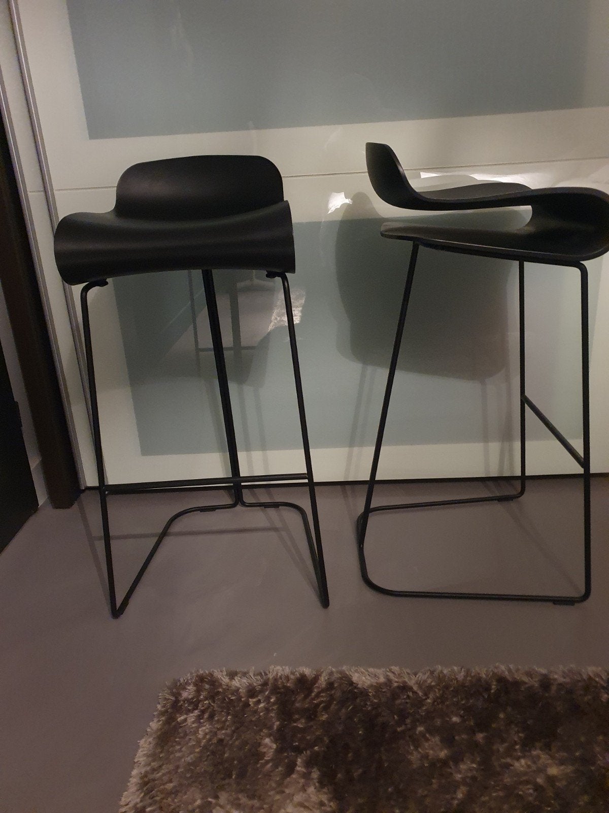 ***2x KRISTALIA BCN design barkrukken (all black)***, Ophalen, Kunststof, Met voetsteun, 60 tot 90 cm
