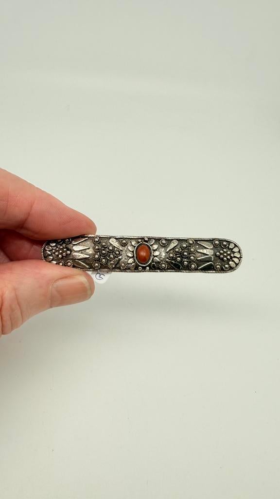 Antiek langwerpige zilveren broche met inleg: bloedkoraal., Verzenden, Zilver, Broche, Met edelsteen