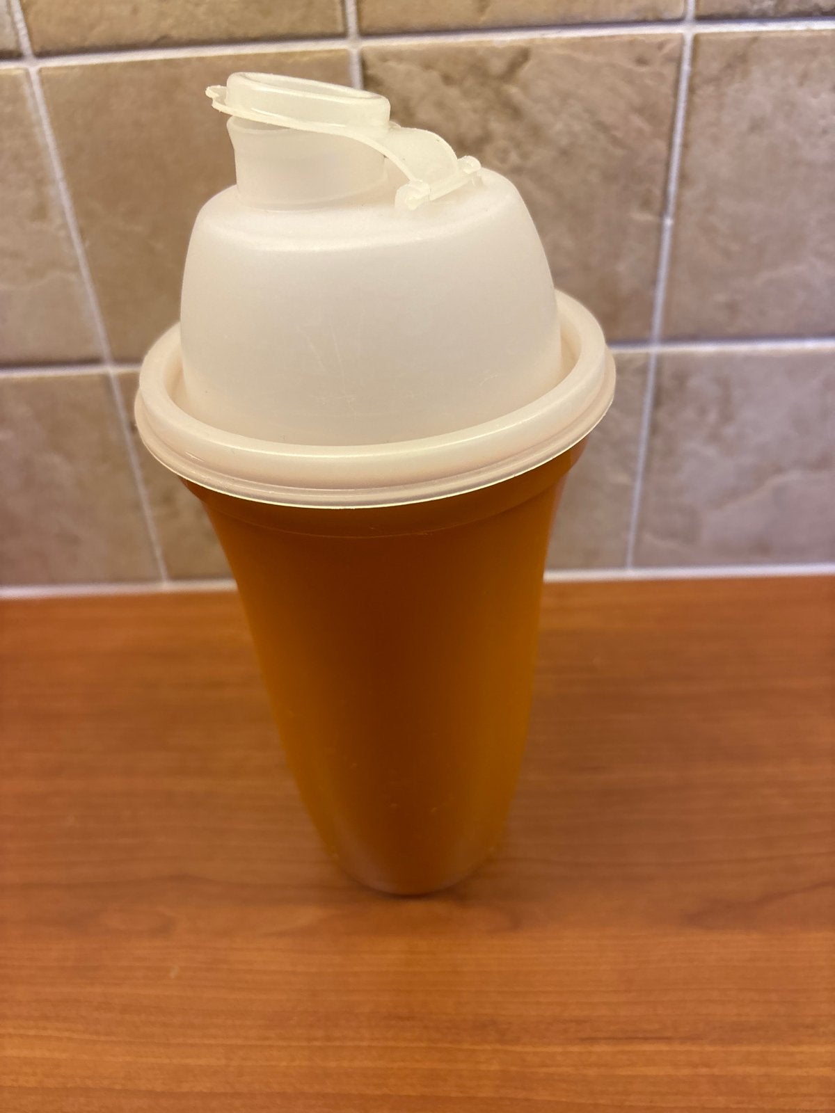 Tupperware Shaker Oranje met Wit Deksel en Bloemrooster, Ophalen, Gebruikt, Oranje, Met deksel