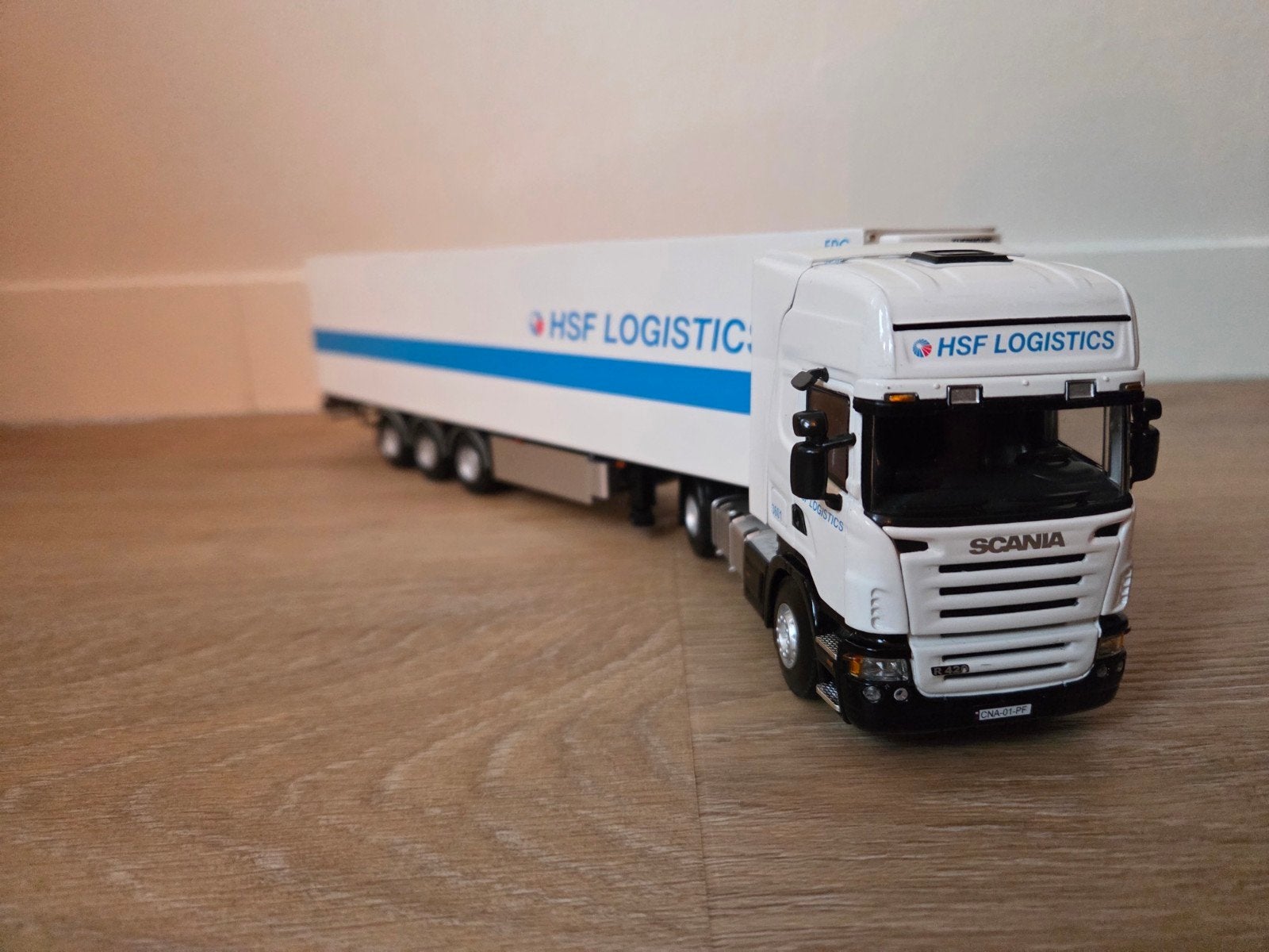 WSI Scania R420 Topline HSF Logistics ( DFDS ), Ophalen of Verzenden, Zo goed als nieuw, Bus of Vrachtwagen, Wsi