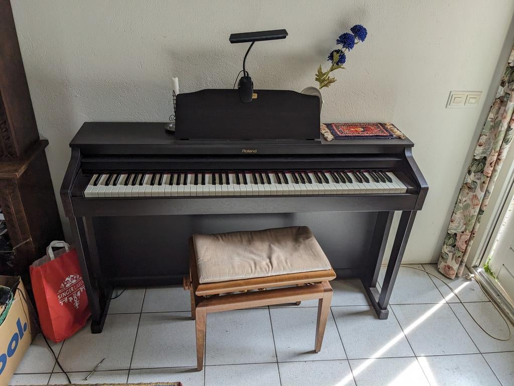Roland aanslaggevoelige electrische piano HP504, Muziek en Instrumenten, Piano's, Ophalen, Zo goed als nieuw, Zwart