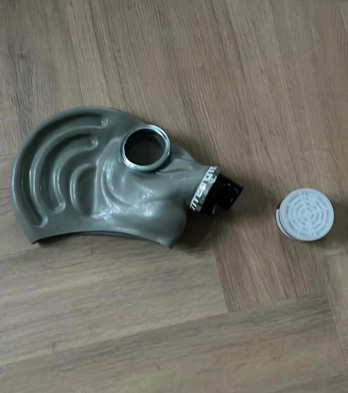 Nieuw: rubberen gasmasker met filter grijs, Ophalen of Verzenden, Landmacht, Nederland, Kleding of Schoenen