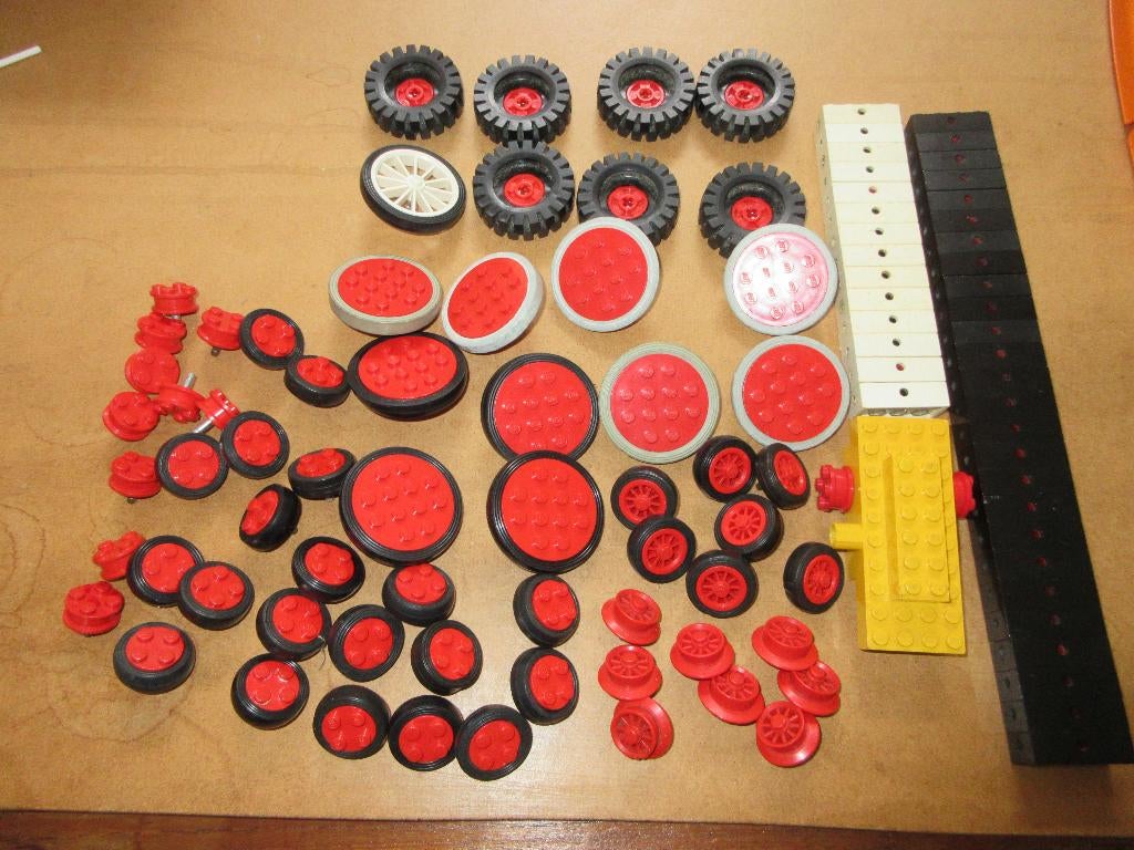 Lego vintage wielen, trein wielen, banden, asblokken, Gebruikt, Lego, Ophalen of Verzenden, Losse stenen