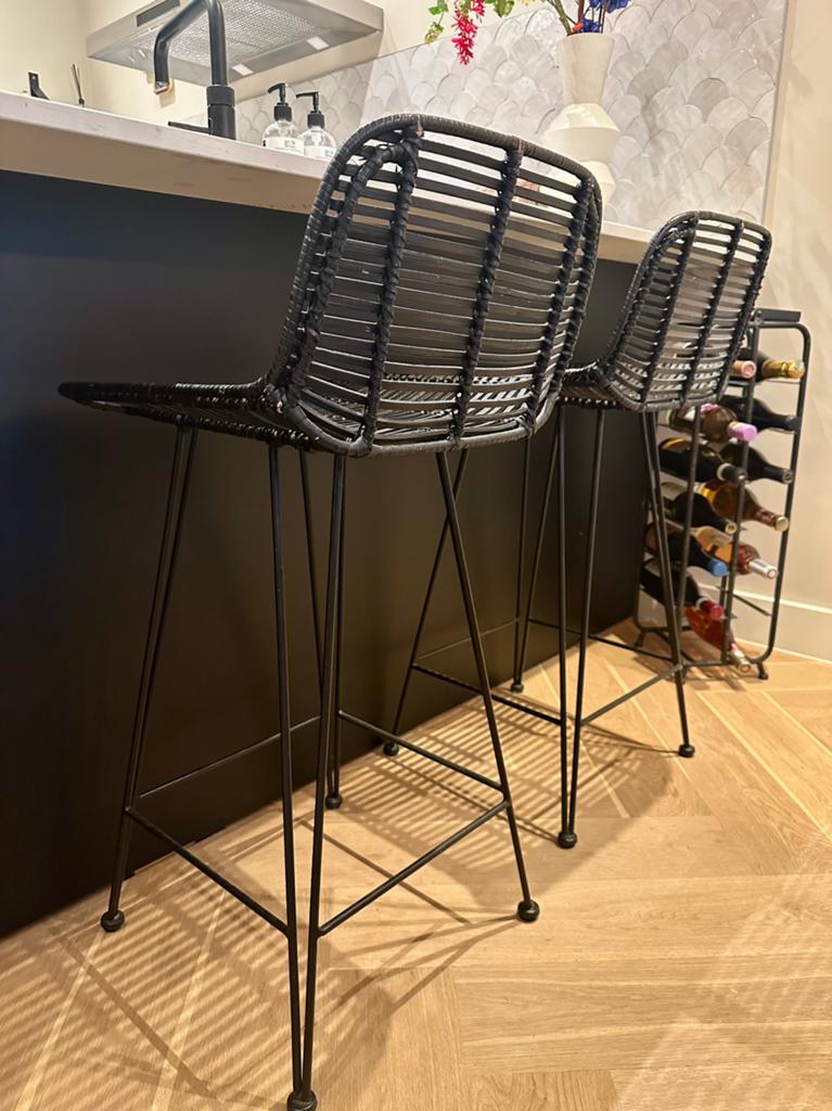 2 x HK Living zwarte rotan barkrukken, Huis en Inrichting, Ophalen, Metaal, Gebruikt, 60 tot 90 cm