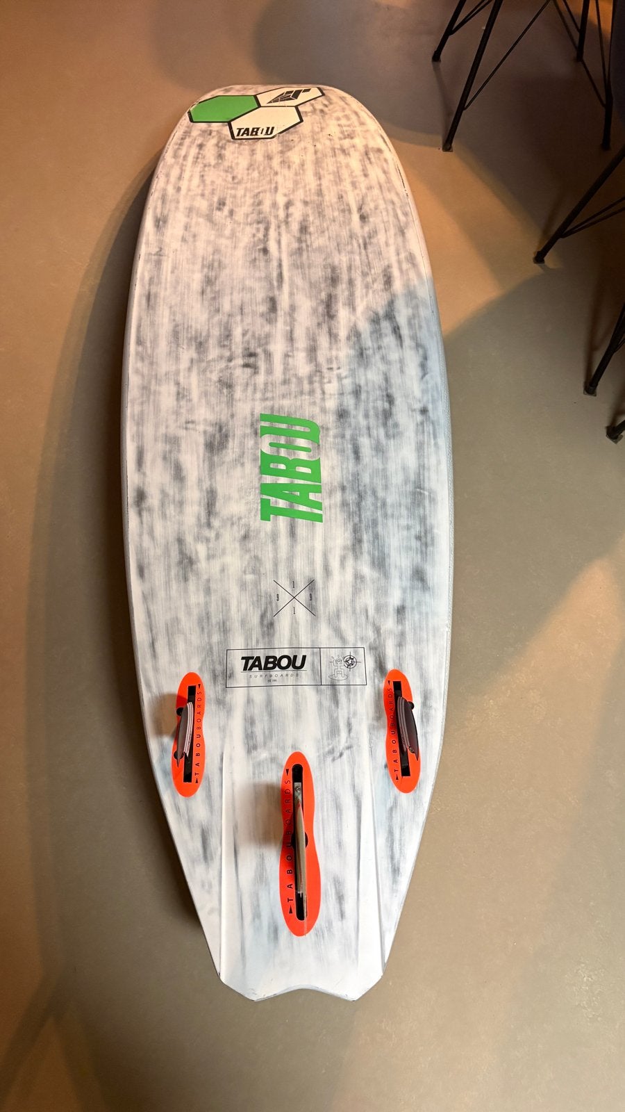 Tabou Da Bomb 84 liter windsurfboard, Ophalen, Met voetbanden, Gebruikt, Tabou