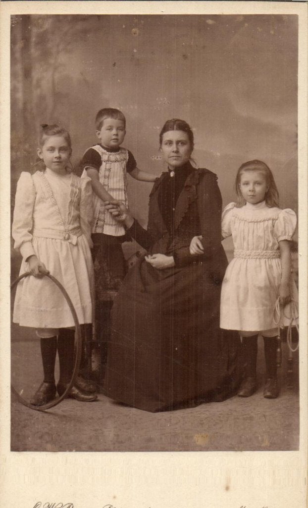 Kabinet Foto - C.W. Bauer - Middelburg - Gezin / Speelgoed, Gebruikt, Foto, Klederdracht, Ophalen of Verzenden