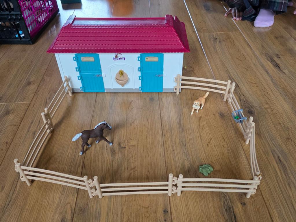 Schleich paardenstal met toebehoren, Ophalen of Verzenden, Zo goed als nieuw