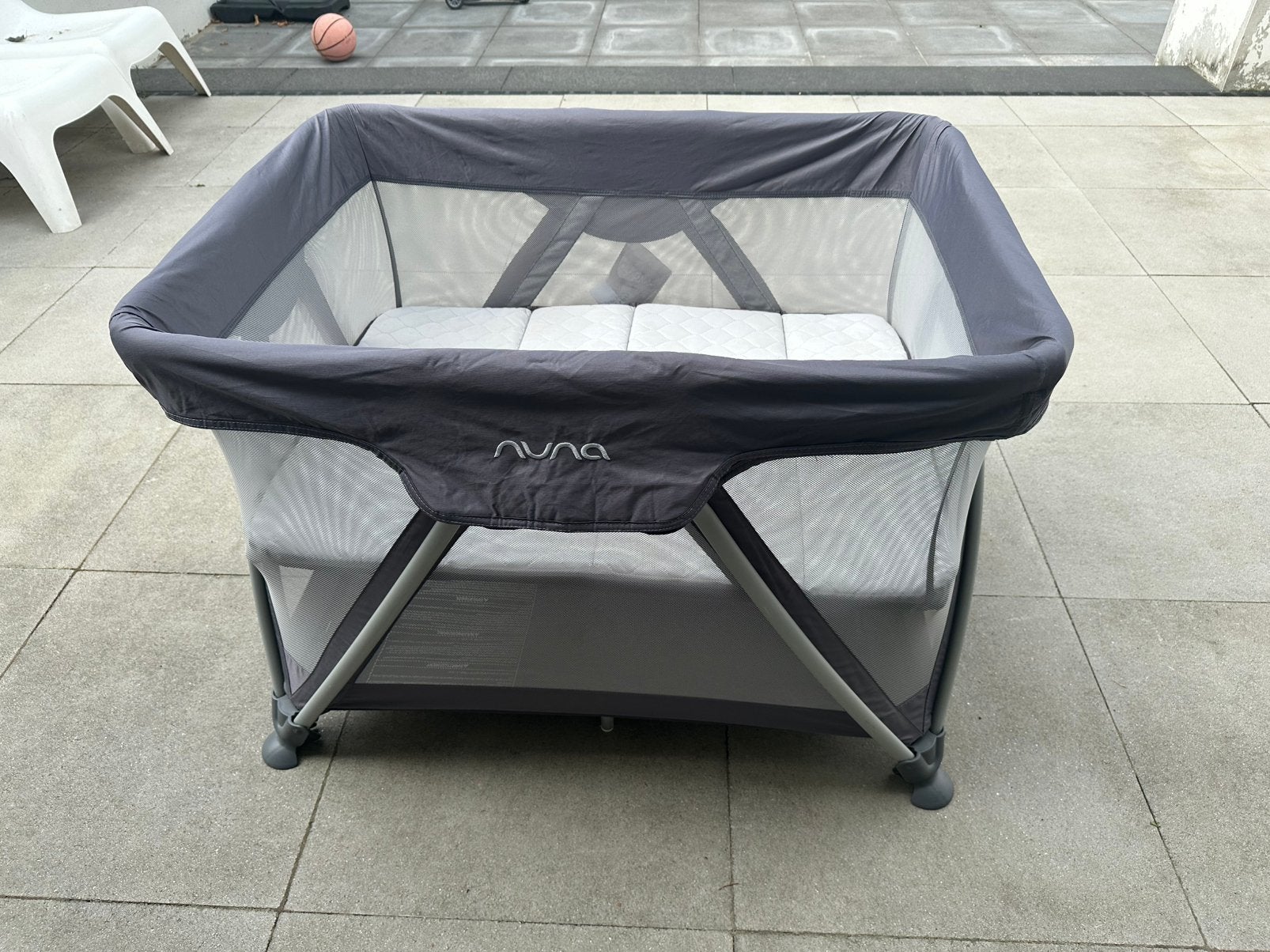 Nuna sena campingbedje inclusief insectennet, Ophalen, Zo goed als nieuw, Reisbedje
