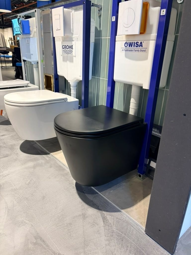 Mat zwarte toiletpot van Sanindusa – showroommodel, Ophalen, Nieuw, Steen, Toilet