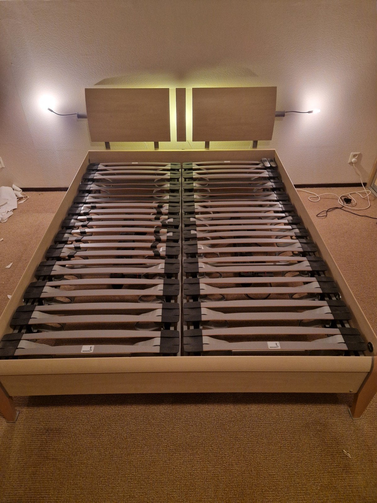 Tweepersoonsbed met elektrische  lattenbodems en nachtkastje, Ophalen, Tweepersoons, Modern, 160 cm