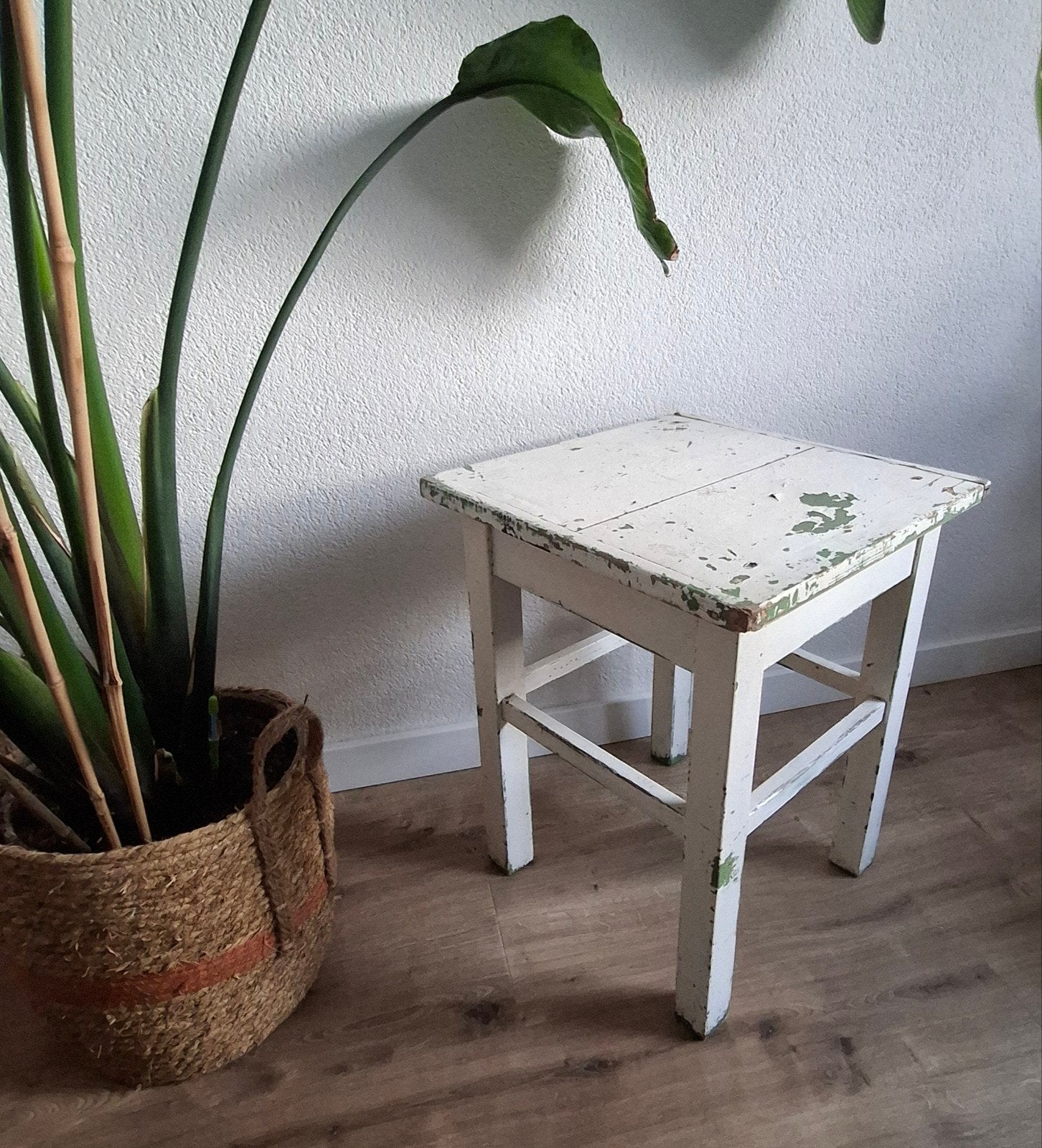 Frans brocante houten krukje met verweerde look, Antiek en Kunst, Curiosa en Brocante, Ophalen