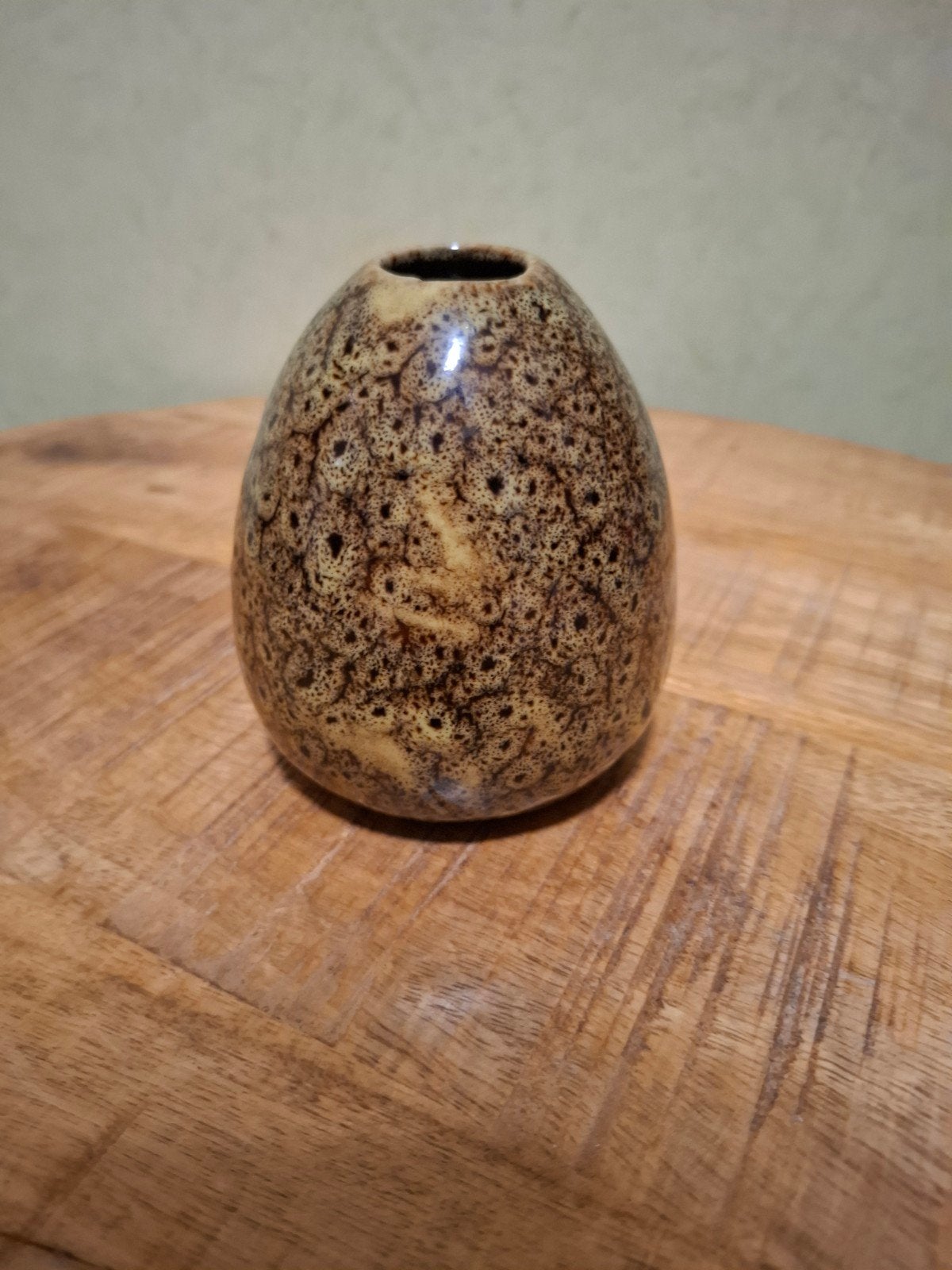 Eivormig vaasje met gespikkeld glazuur - 12 cm hoog, Ophalen of Verzenden