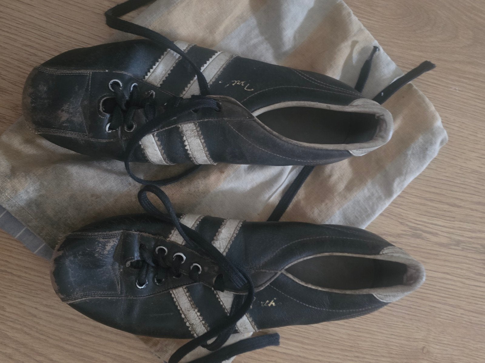Vintage Voetbalschoenen - Zwart met Witte Strepen, Sport en Fitness, Voetbal, Gebruikt, Schoenen, Maat XS of kleiner, Ophalen of Verzenden