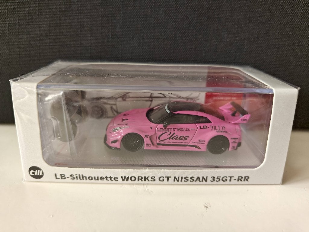 CM Model Nissan 35GT-RR LB Silhouette Works Roze - Sealed, Hobby en Vrije tijd, Ophalen of Verzenden, Nieuw, Auto