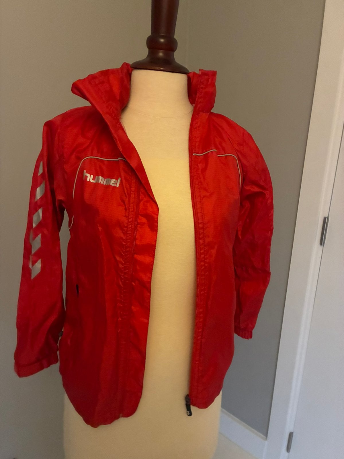 Hummel rode regenjas maat 140, Ophalen of Verzenden, Zo goed als nieuw, Jongen of Meisje, Sport- of Zwemkleding