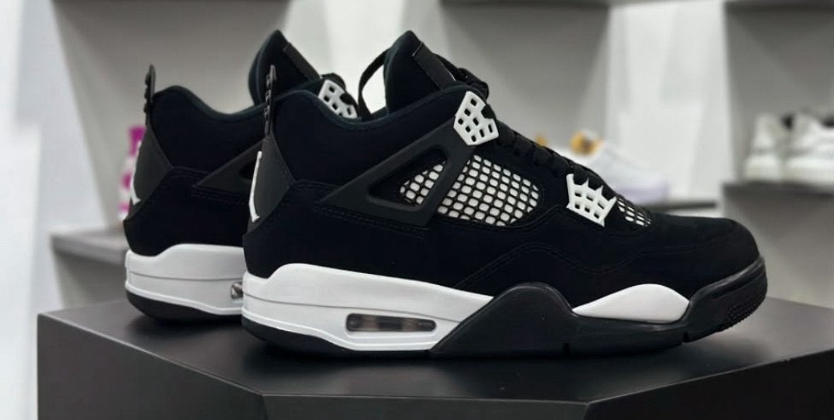 Air Jordan 4 Retro White Thunder maat 39 – Nieuwstaat, Ophalen of Verzenden, Zo goed als nieuw, Zwart