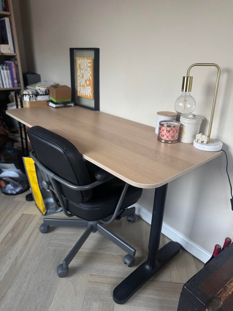Ikea Bekant bureau eikenkleur met zwarte poten 140x60 cm, Demontabel, Gebruikt, Hout, Bruin