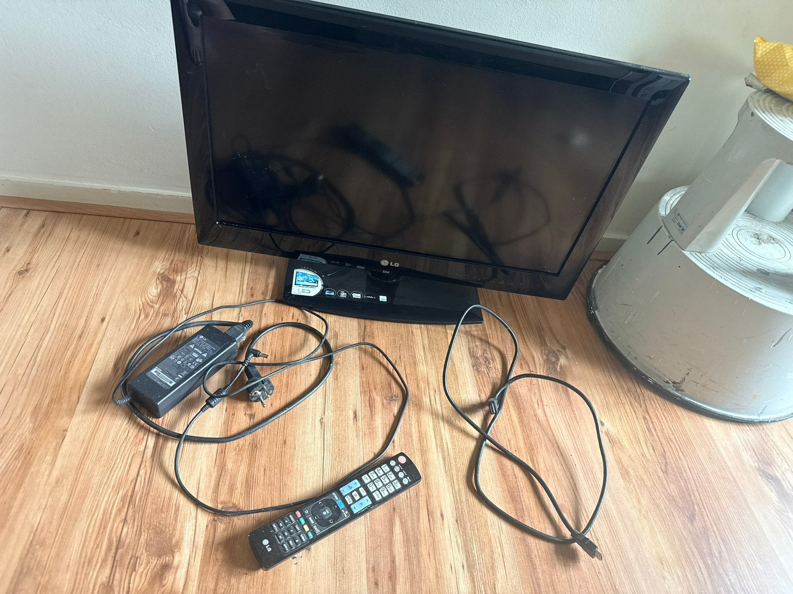 LG Tv sherm met toebehoren en ophangbegel, Ophalen, Zo goed als nieuw, Overige merken