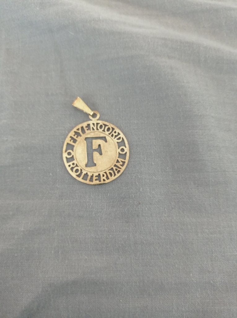 14 karaats Feyenoord hanger 28mm, Sieraden, Tassen en Uiterlijk, Ophalen, Nieuw, Kruis of Symbool, Goud