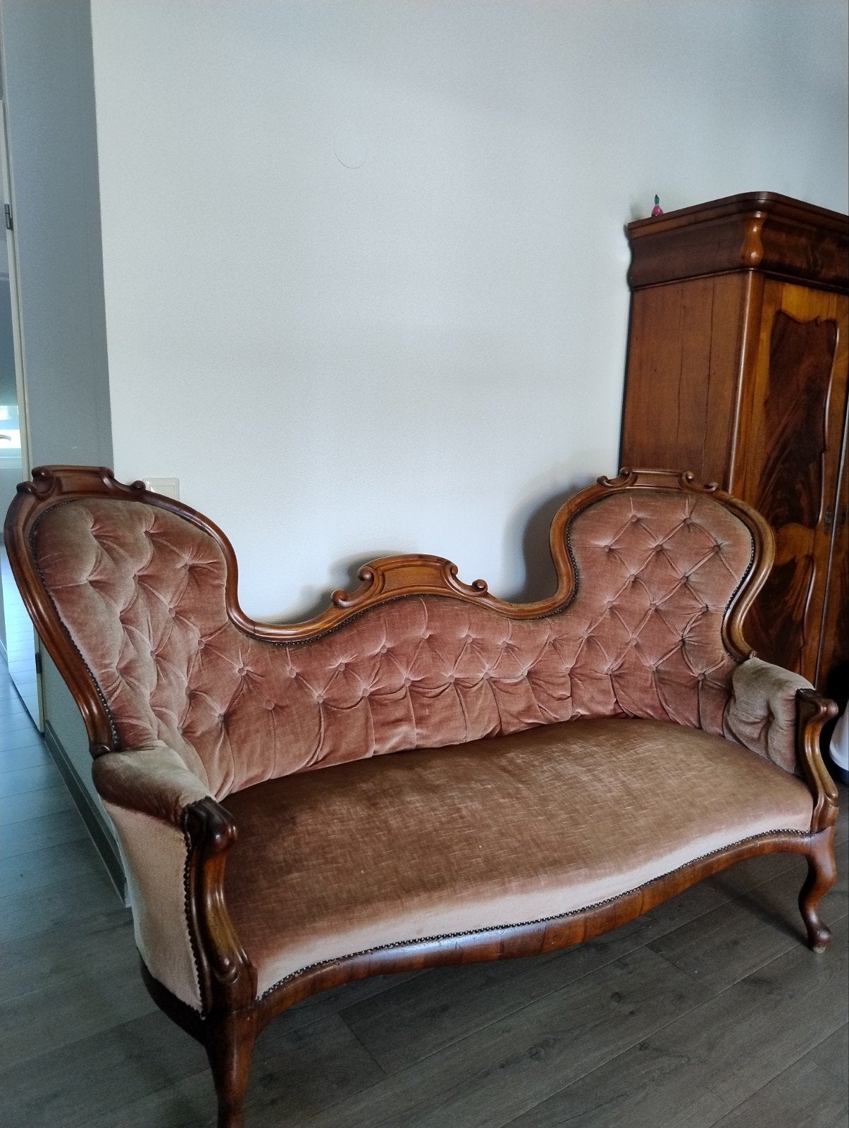 Antieke Walnoten Houten Bank met Oud Roze Velours Bekleding, Ophalen