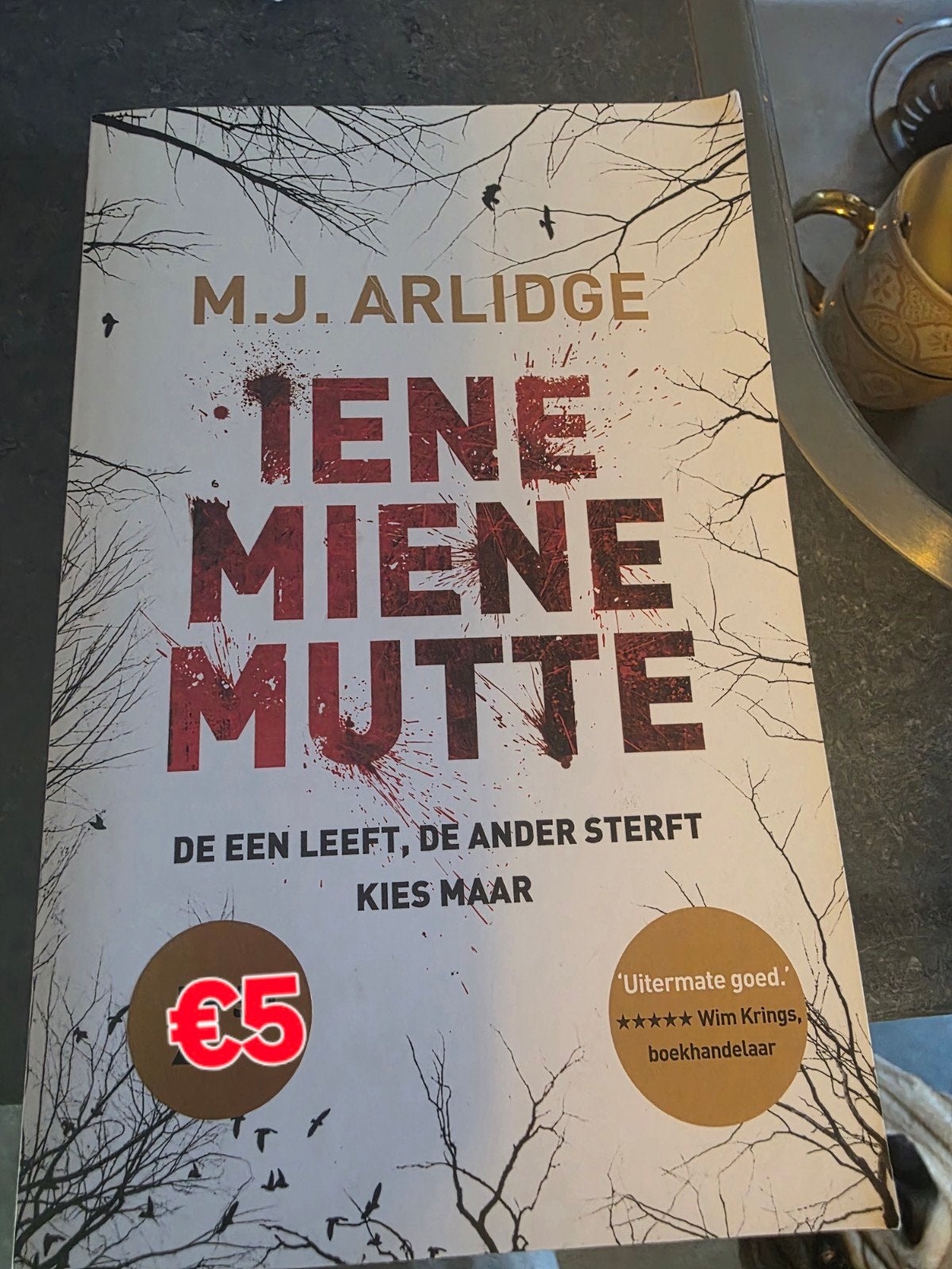 Iene miene mutte mj arlidge, Boeken, Thrillers, Ophalen of Verzenden, Zo goed als nieuw