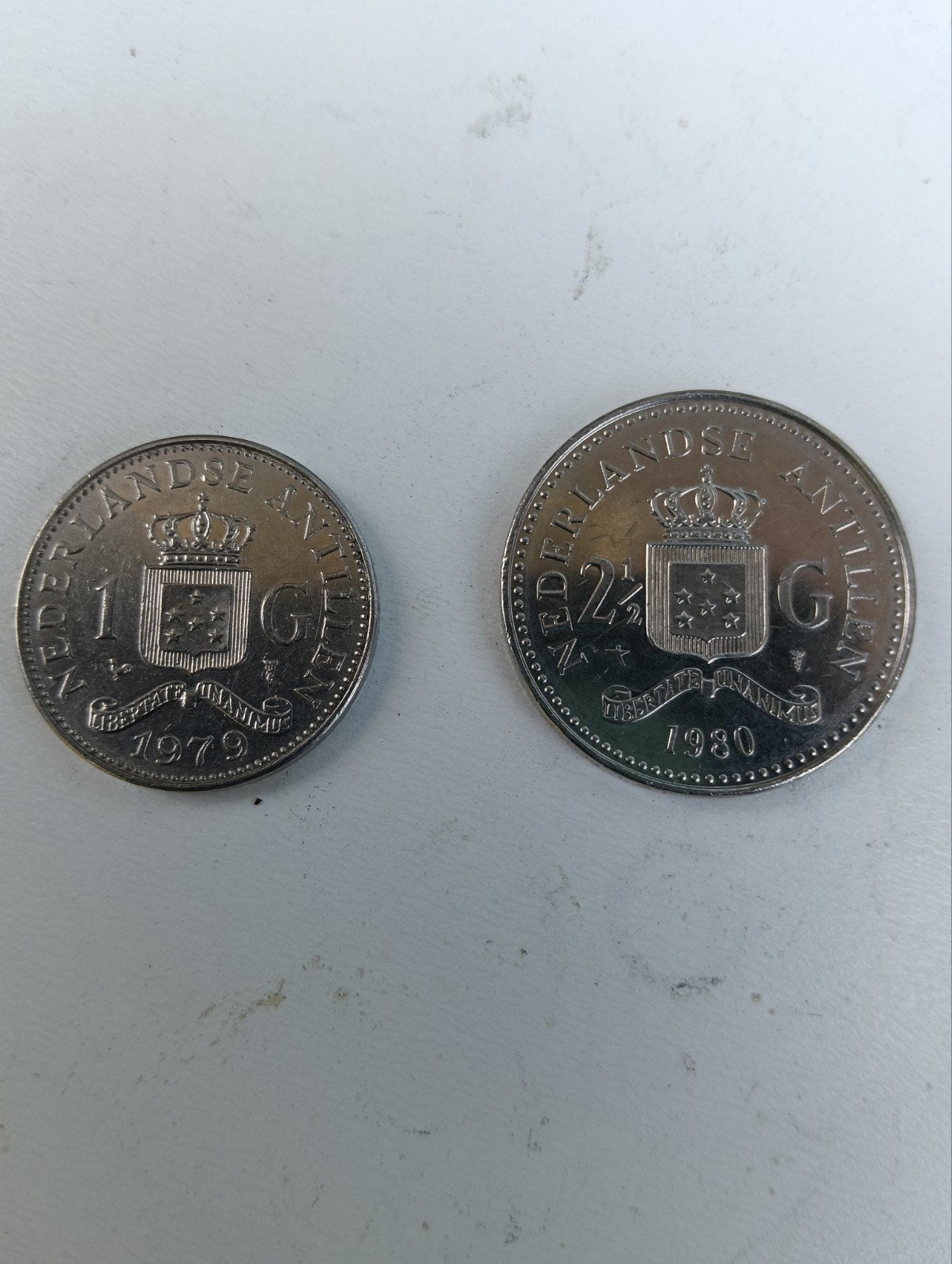 Ned Antillen: 1 Gulden 1979 (Juliana) & 2,5 Gulden 19, Ophalen of Verzenden, Koningin Beatrix, Euro's, Losse munt