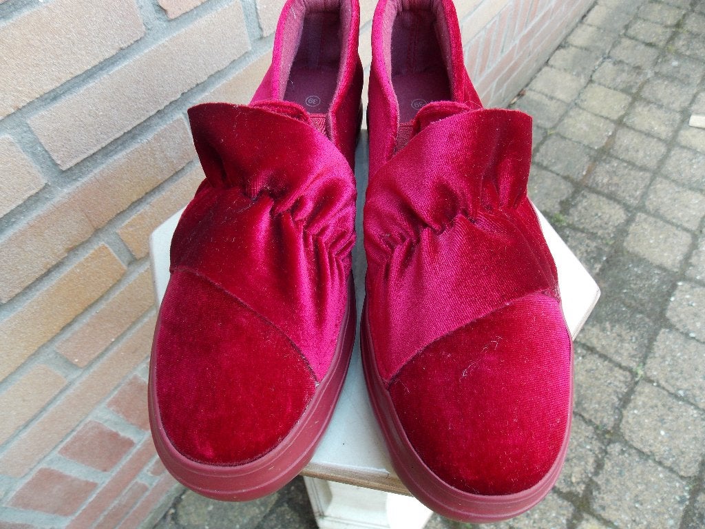 instappers fluweel rood mt 39 leuk bij st. en piet kostuum, Ophalen of Verzenden, Rood, Sneakers of Gympen, Zo goed als nieuw