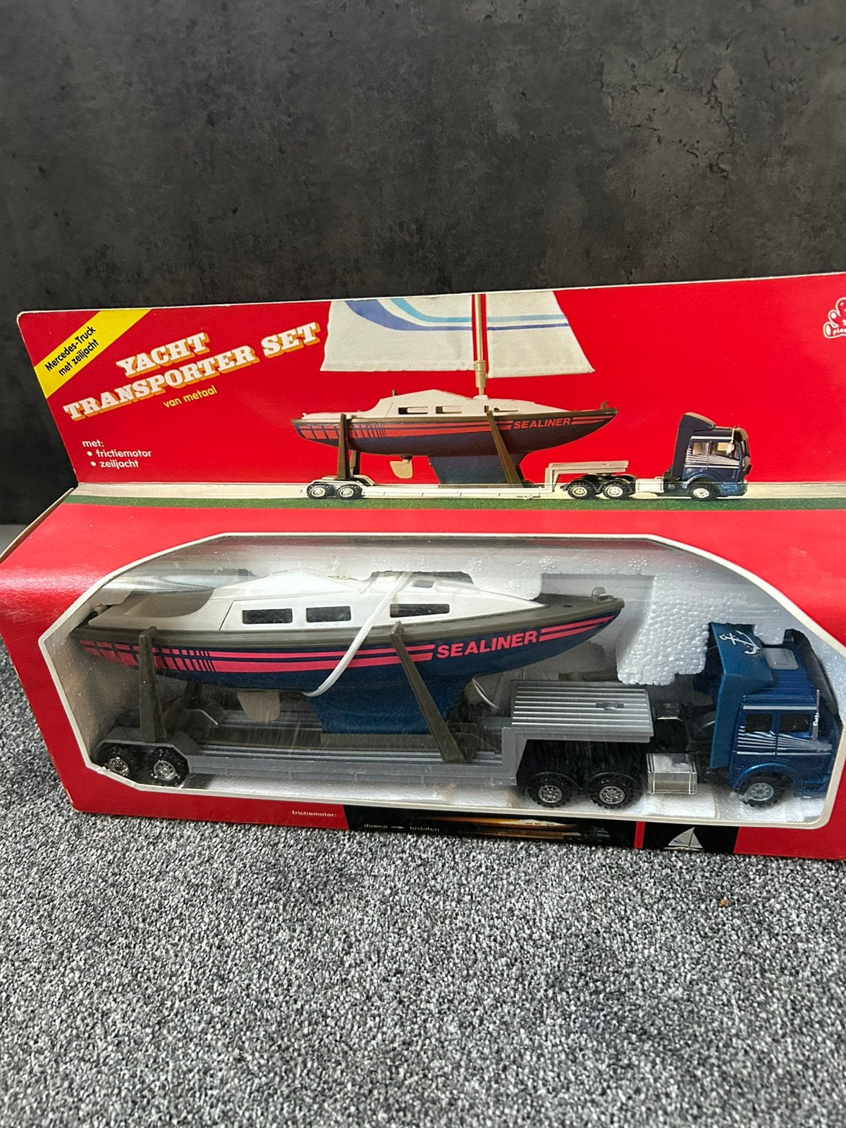 Nieuwe vrachtauto in doos, Ophalen, Nieuw