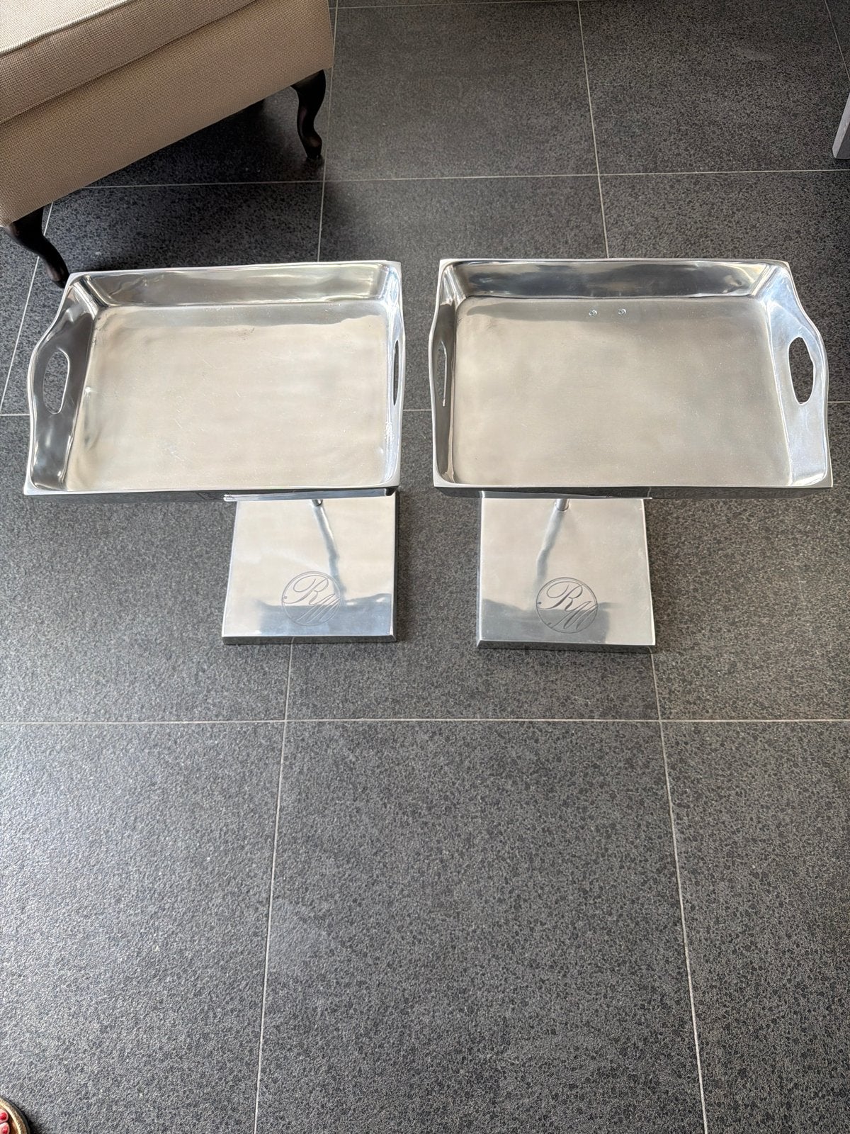 Set van 2 Rivièra Maison bijzettafels/dienbladen, Ophalen of Verzenden, Zo goed als nieuw, Zilver, Metaal