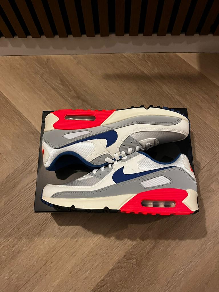 Nike Air Max 90 “ Base Grey Sport Royal Ultra Marine Maat 44, Kleding | Heren, Schoenen, Blauw, Nieuw, Ophalen of Verzenden, Sneakers of Gympen