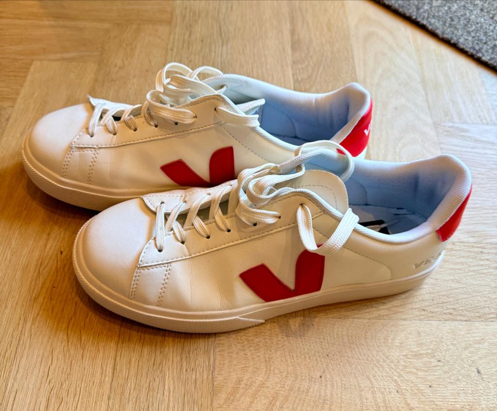 Witte Veja sneakers met rode accenten, maat 42, Wit, Ophalen of Verzenden, Sneakers of Gympen, Zo goed als nieuw