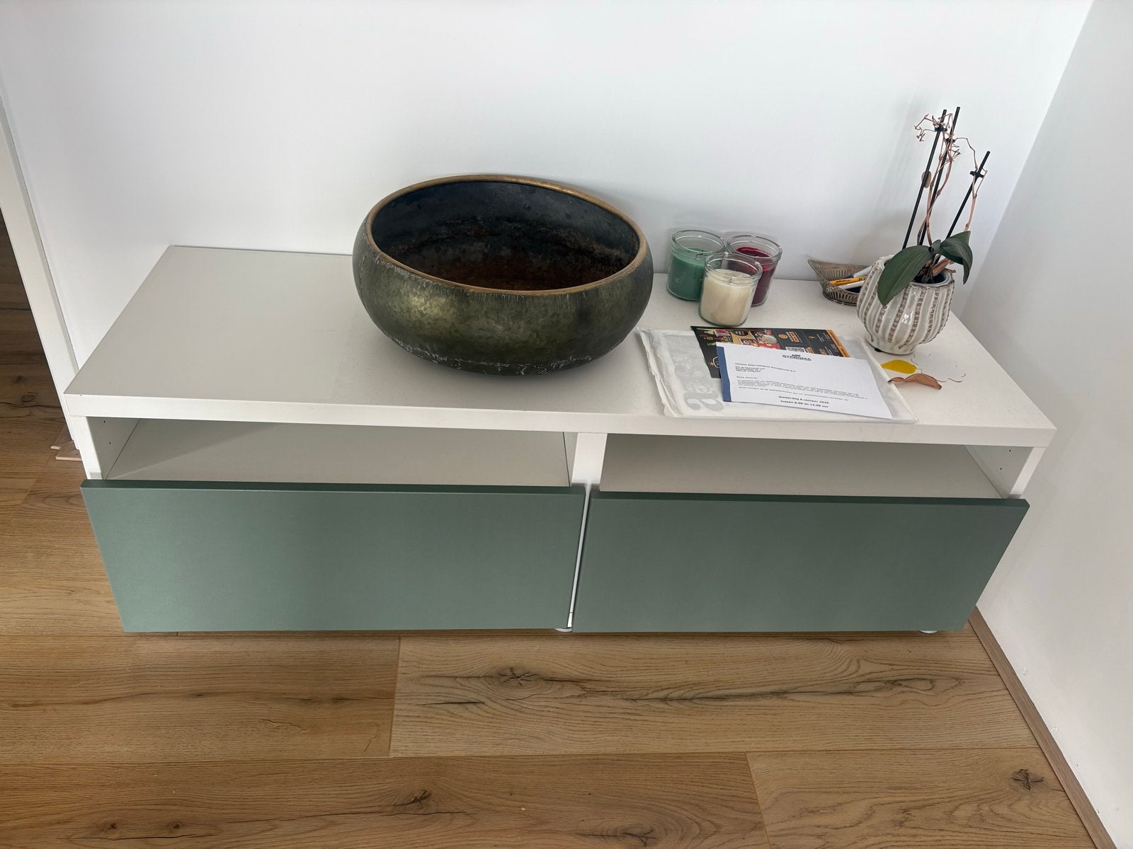 Strak wit dressoir met groene lades, Ophalen, Gebruikt