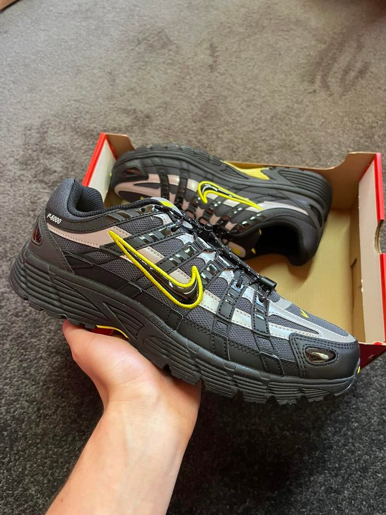 Nike P-6000 Zwart High Voltage - 42, Kleding | Heren, Nieuw, Ophalen of Verzenden, Sneakers of Gympen, Nike