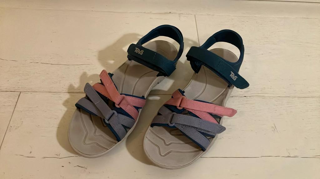 Teva Tirra sandalen mt 36 - petrol, roze, lila, Kleding | Dames, Ophalen of Verzenden, Gedragen, Overige kleuren, Slippers