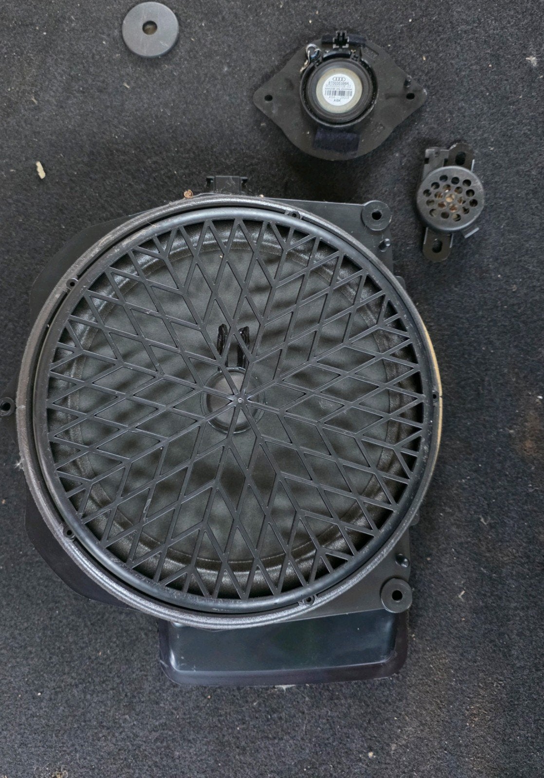 Bass speakers, Ophalen