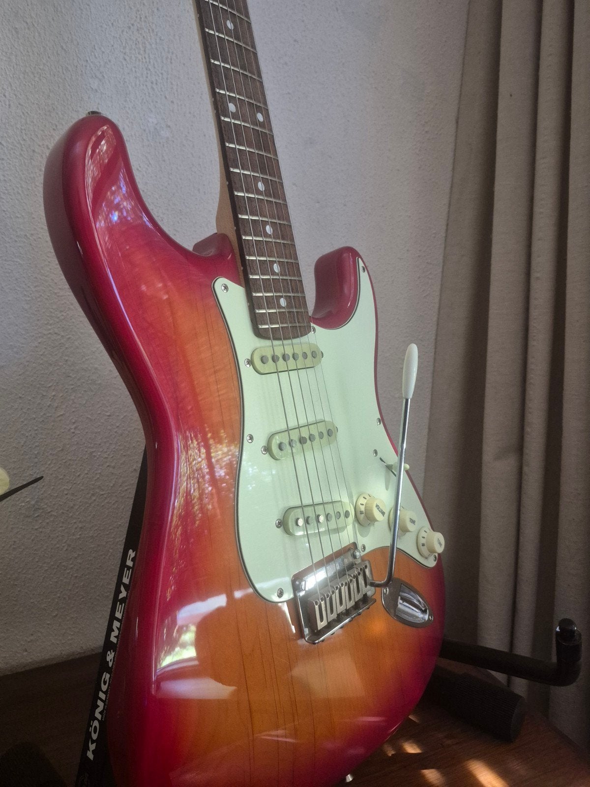 FENDER SQUIER STRATOCASTER, LIMITED EDITION, STANDARD SERIES, Ophalen, Zo goed als nieuw, Solid body, Fender