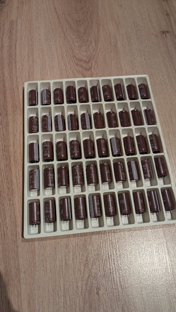 Tray 50 stuks 2200uF 35V 105C elco's nieuw CHEMI-CON, Ophalen of Verzenden, Nieuw