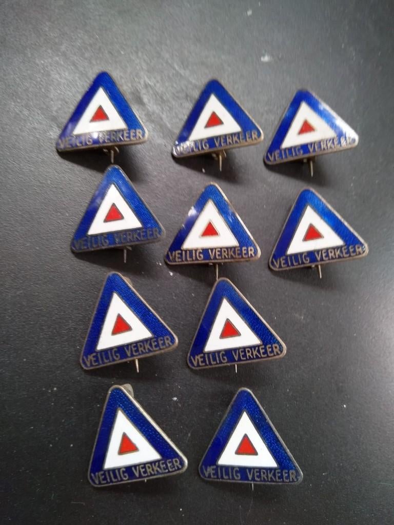 Set vintage Veilig Verkeer speldjes (VVN), Verzamelen, Speldjes, Pins en Buttons, Verzenden, Gebruikt, Transport, Speldje of Pin