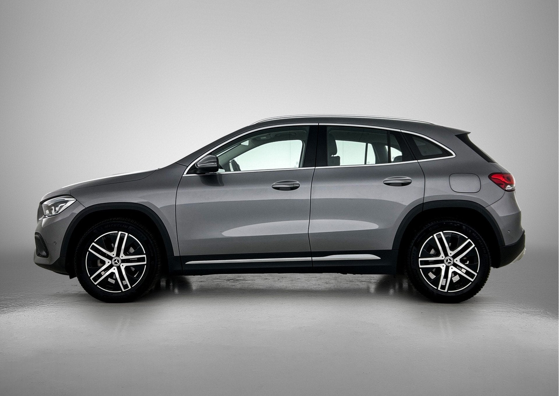 Mercedes-Benz GLA 180 | Trekhaak | Stoelverwarming | Apple C, 12 maanden, Gebruikt, 4 cilinders, Leder en Stof