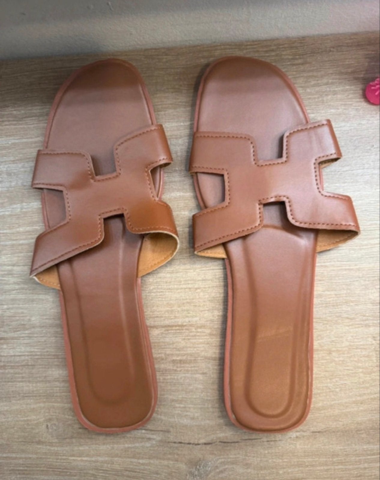 Bruine slippers met H-bandje, maat 42/43 (valt klein), Verzenden, Nieuw, Bruin, Slippers