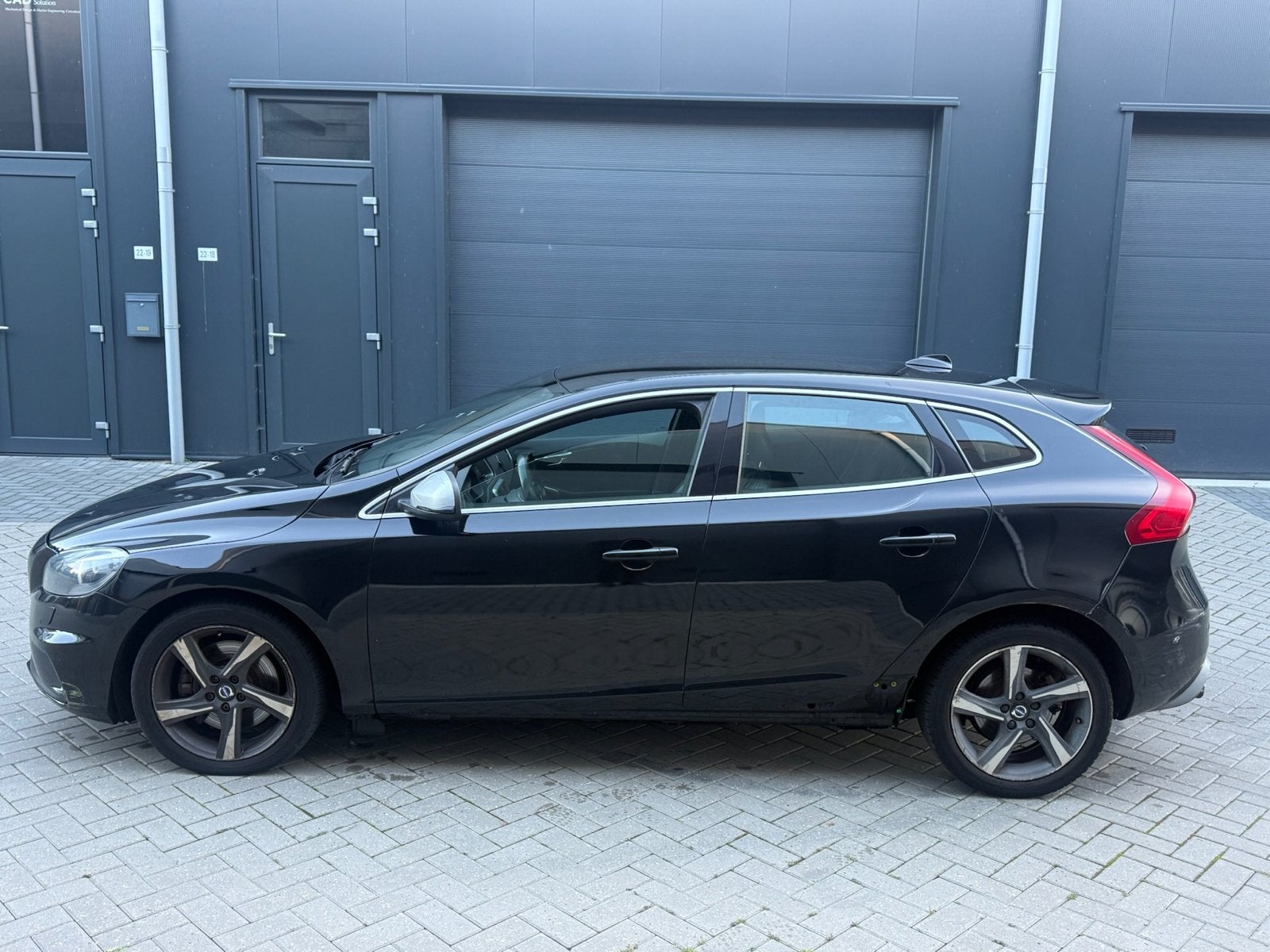 Volvo V40 2.0 D4 Geartronic 2015 Zwart, Zwart, Diesel, 154 €/maand, 1386 kg